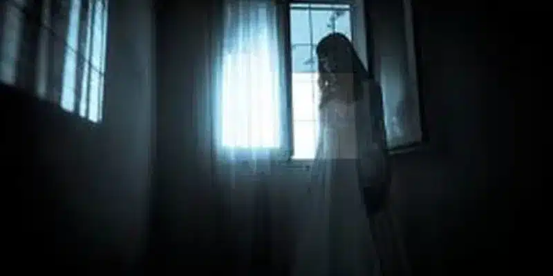 Điềm báo khi mơ thấy ma đứng im và nhìn bạn